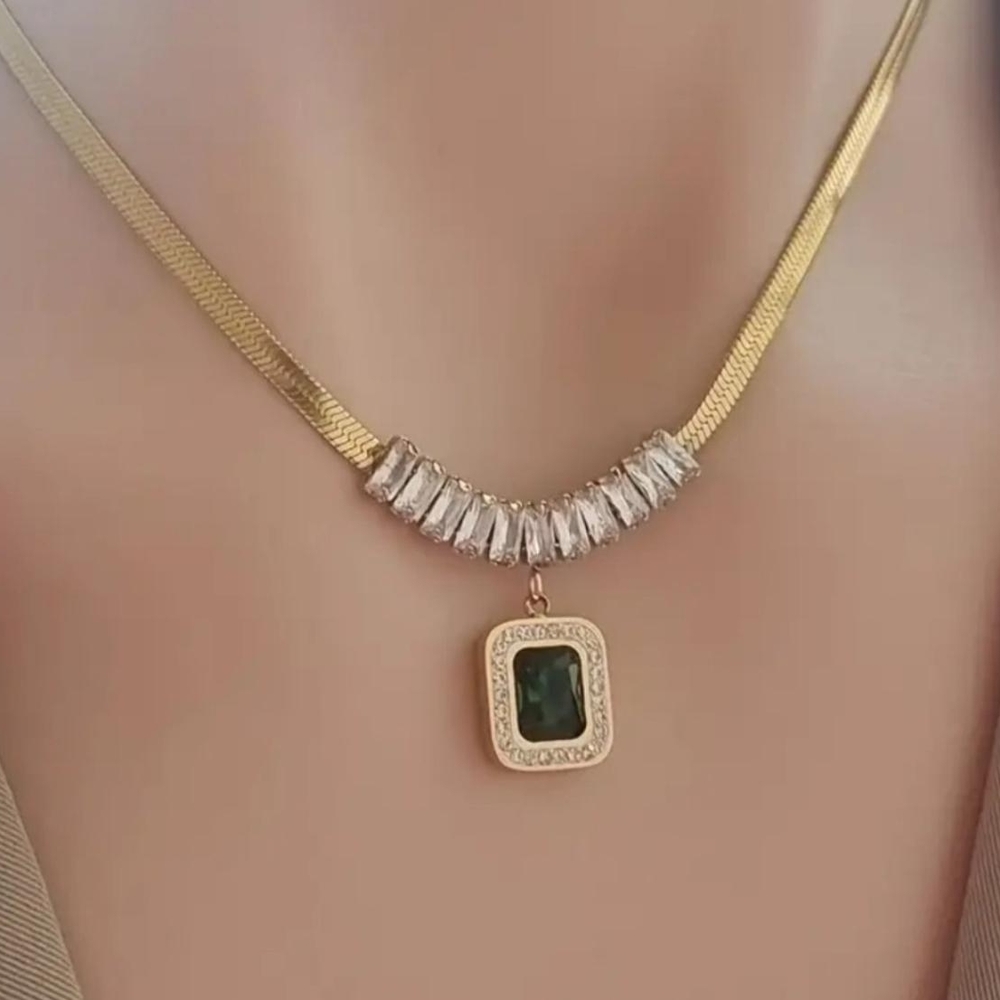Elegant Gold and Green Pendant Necklace
